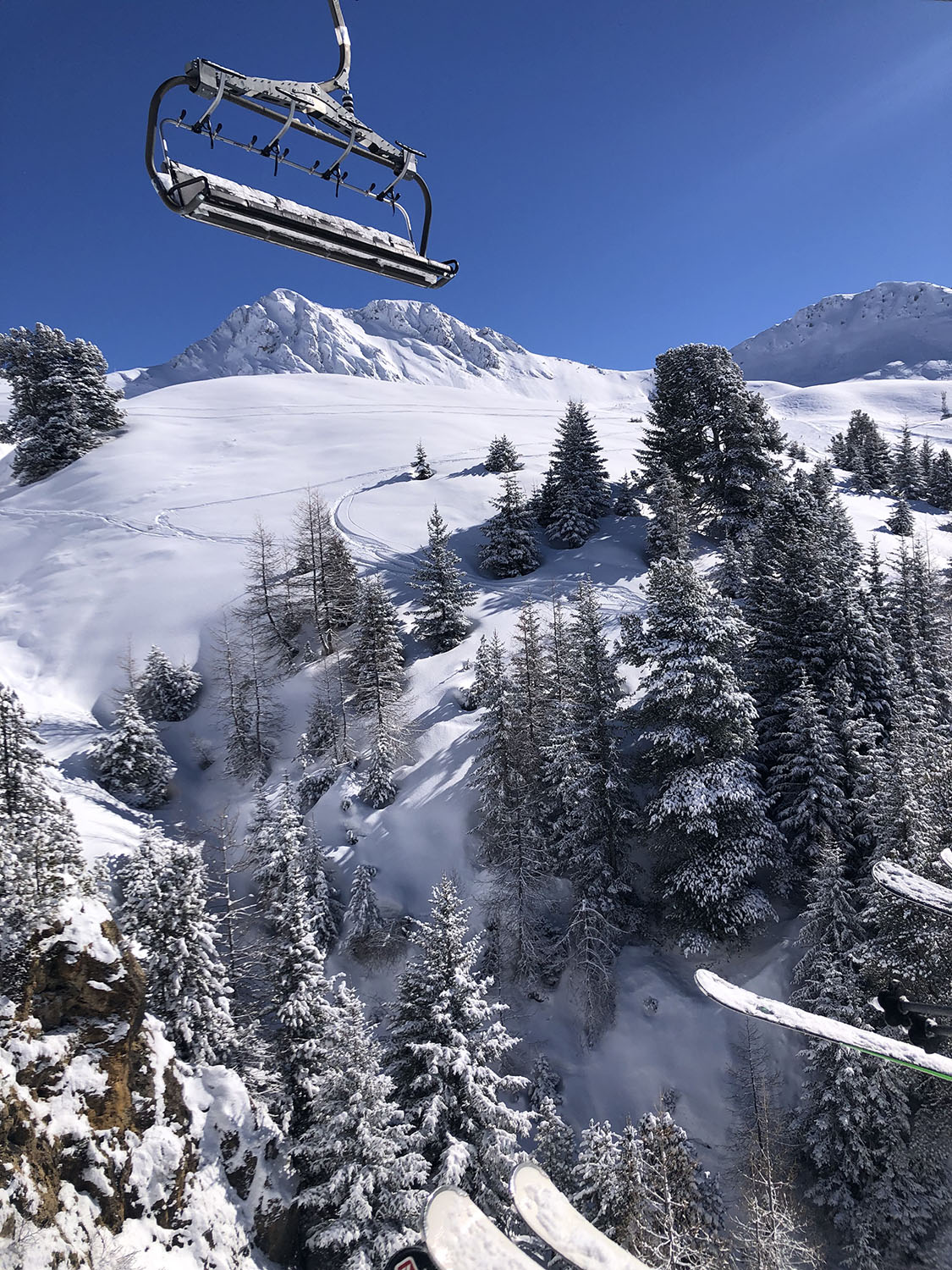 Skilift boven skigebied