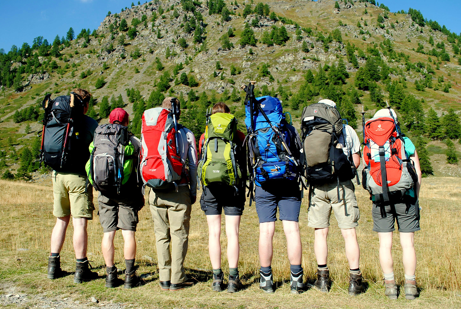 Backpacken, backpackers naast elkaar